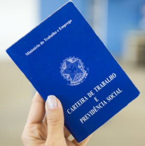 Mais de um tero das empresas varejistas pretende contratar temporrios para o Natal .